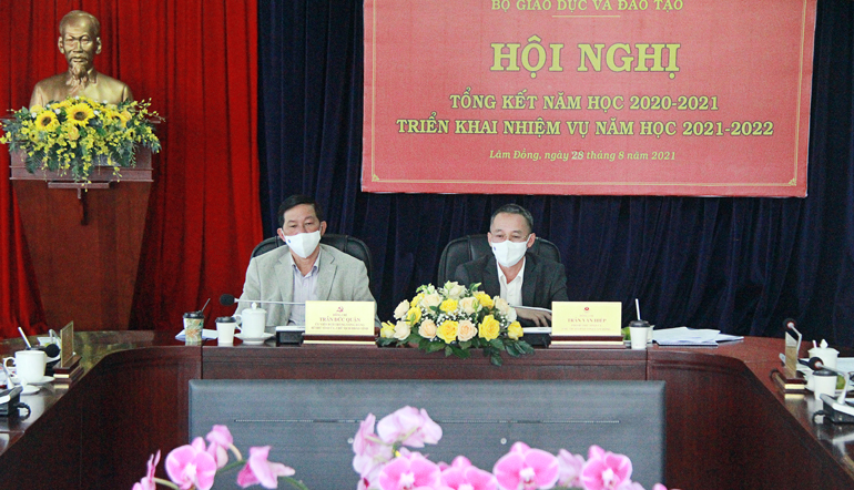 Bí thư Tỉnh ủy Lâm Đồng Trần Đức Quận và Chủ tịch UBND tỉnh Lâm Đồng Trần Văn Hiệp chủ trì hội nghị tại điểm cầu Lâm Đồng