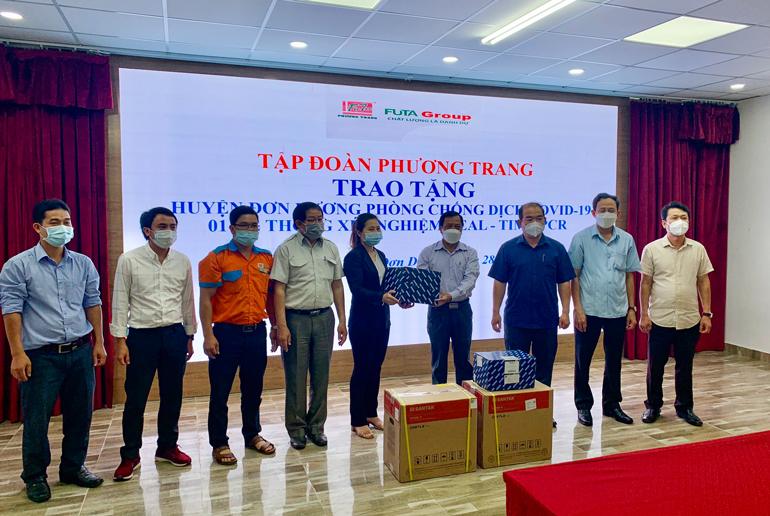 Tập đoàn Phương Trang trao tặng hệ thống máy xét nghiệm Realtime-PCR cho huyện Đơn Dương