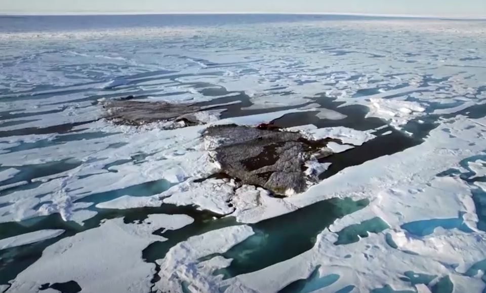 Hòn đảo nhỏ ngoài khơi bờ biển Greenland được hé lộ khi lớp băng chuyển động