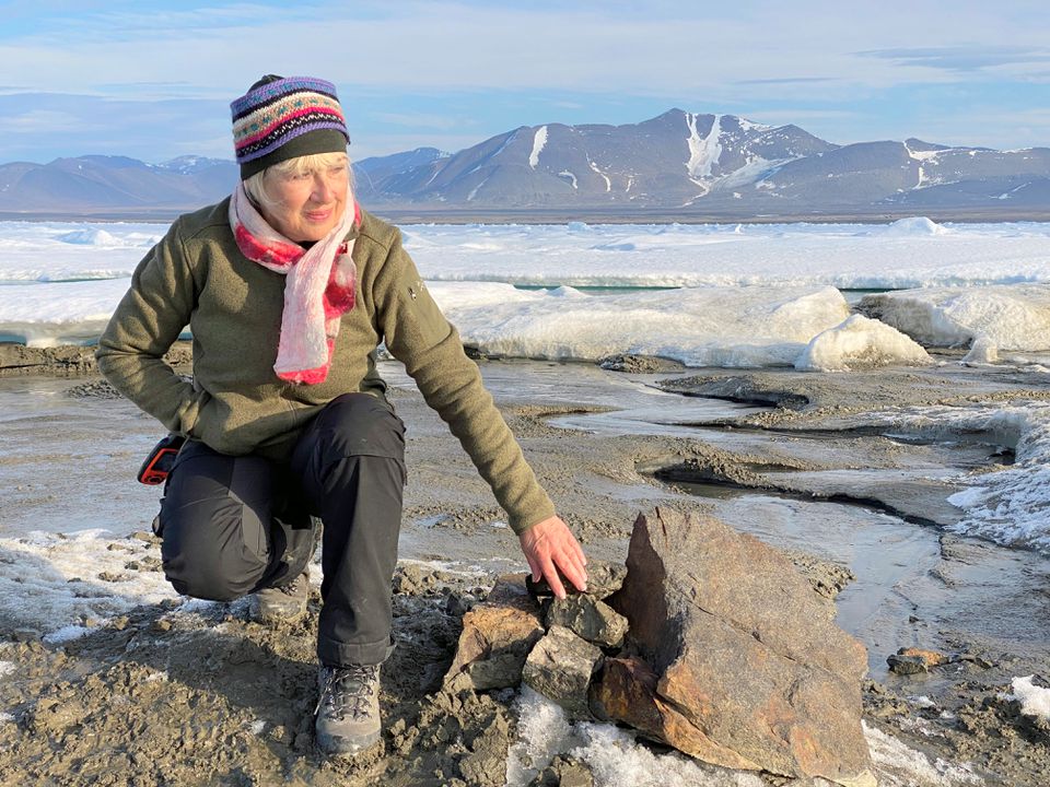 Doanh nhân Thụy Sĩ Christiane Leister, người sáng lập Quỹ Leister trong cuộc thám hiểm đã khám phá ra hòn đảo nhỏ ngoài khơi bờ biển Greenland. 