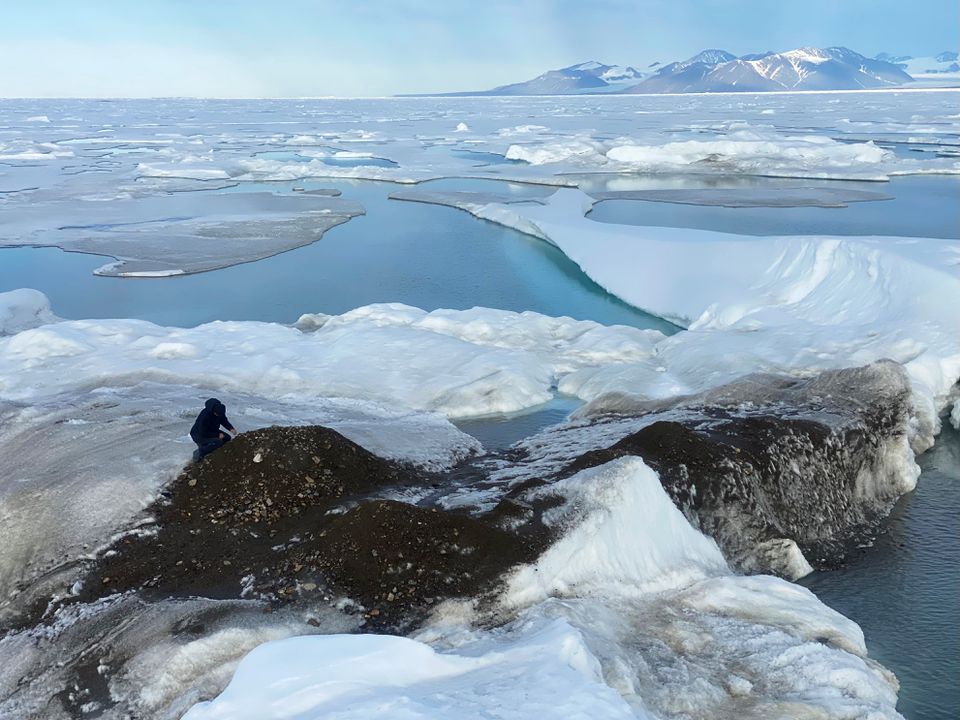 Sự dịch chuyển của băng vào mùa hè đã giúp các nhà khoa học phát hiện ra hòn đảo mới.