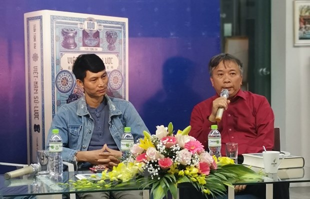 Nhà báo Kiều Mai Sơn (trái) và nhà báo Yên Ba trong một cuộc tọa đàm