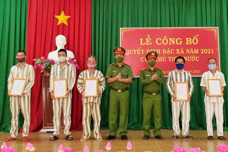Thượng tá Bùi Ngọc Dũng - Giám thị Trại giam Đại Bình và Thượng tá Nguyễn Trung Kiên - Phó Giám thị Trại giam trao quyết định đặc xá cho các phạm nhân