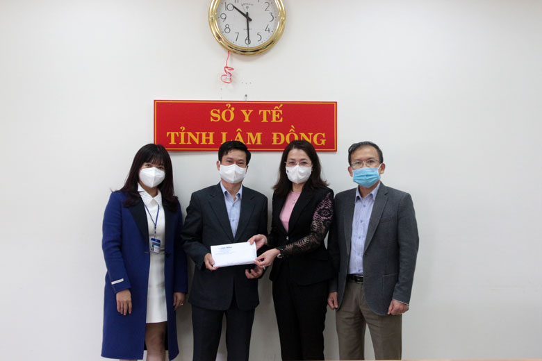 Lãnh đạo Báo Lâm Đồng trao 50 triệu đồng cho lãnh đạo Sở Y tế hỗ trợ cho lực lượng tuyến đầu chống dịch
