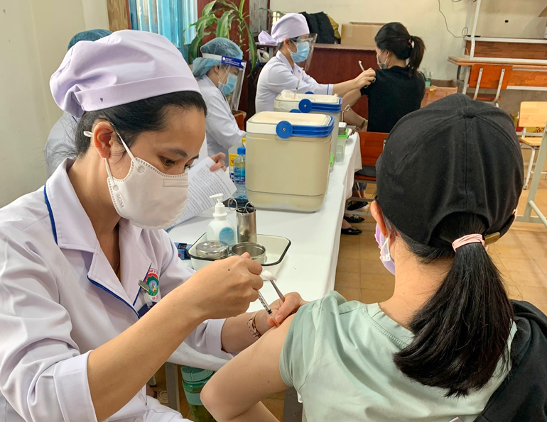 Trung tâm Y tế Đà Lạt tổ chức tiêm vắc xin phòng Covid-19 cho giáo viên trên địa bàn toàn thành phố