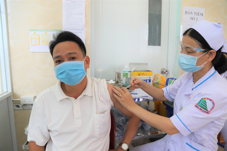Tiêm vắc xin phòng Covid – 19 mũi 1 cho giáo viên và người làm việc trong các cơ sở giáo dục trên địa bàn TP Bảo Lộc