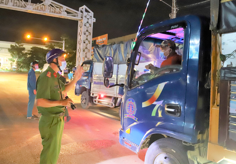 Lực lượng công an tuần tra, kiểm soát hướng dẫn tài xế xe tải vào các khu lưu trú, điểm tập kết trên địa bàn TP Bảo Lộc và xã Lộc An (huyện Bảo Lâm) đảm bảo an toàn phòng chống dịch