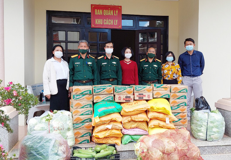 Đoàn Kinh tế Quốc phòng Lâm Đồng - Quân khu 7 thăm, tặng quà khu cách ly tại Trung tâm Điều dưỡng người có công