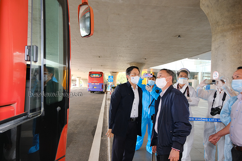 Chủ tịch UBND tỉnh Lâm Đồng Trần Văn Hiệp cùng đoàn công tác của tỉnh Lâm Đồng kiểm tra công tác phòng dịch tại một xe khách đón thai phụ trở về sáng nay