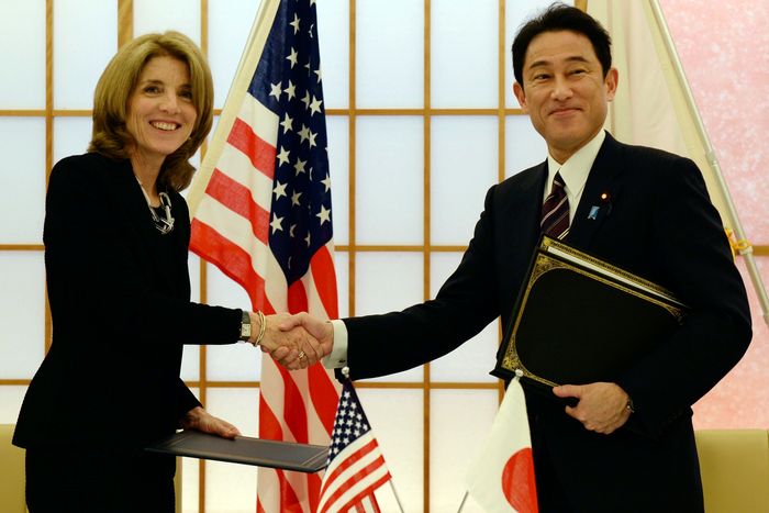 Ông Fumio Kishida tại cuộc gặp với Đại sứ Mỹ tại Nhật Bản Caroline Kennedy hồi năm 2014, khi ông còn là Ngoại trưởng Nhật Bản