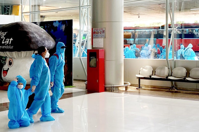 Ngày 4/9, tỉnh Lâm Đồng tổ chức đón công dân là thai phụ và thân thân từ vùng dịch về bằng máy bay và được UBND các huyện, thành trong tỉnh bố trí xe đón ngay từ Sân bay Liên Khương về nơi cách ly tập trung theo quy định