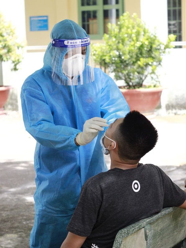 Tình nguyện viên Trường Cao đẳng Y tế Lâm Đồng hỗ trợ chống dịch tại tỉnh Bình Dương