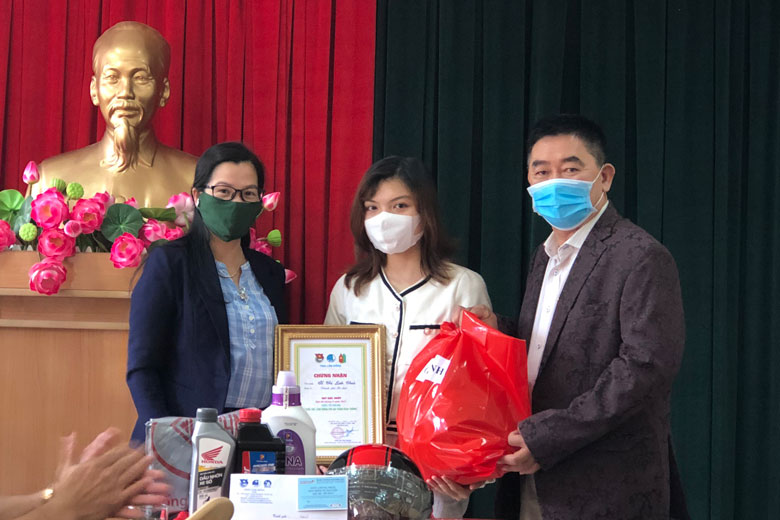 Ban tổ chức trao giải nhất cho thí sinh Võ Thị Linh Thảo
