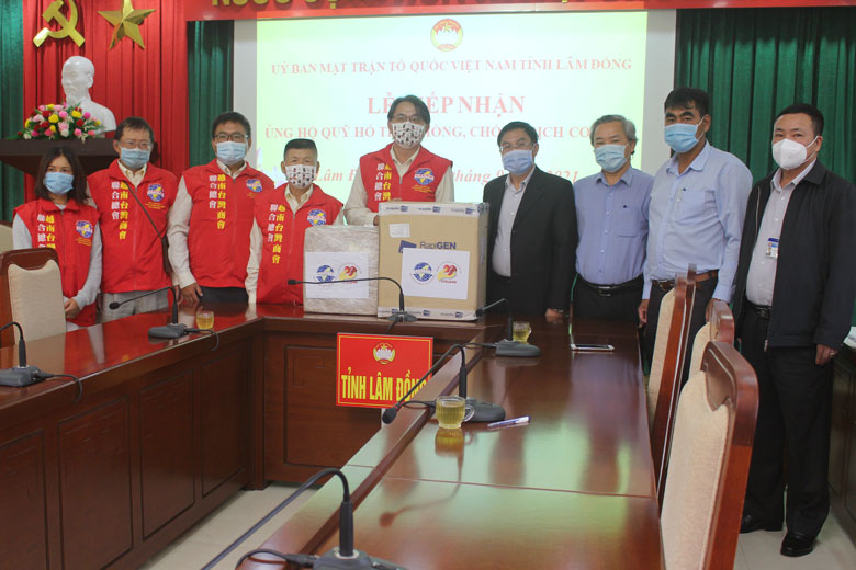 Hiệp hội Thương gia Đài Loan tại Lâm Đồng trao ủng hộ trang thiết bị y tế cho Lâm Đồng