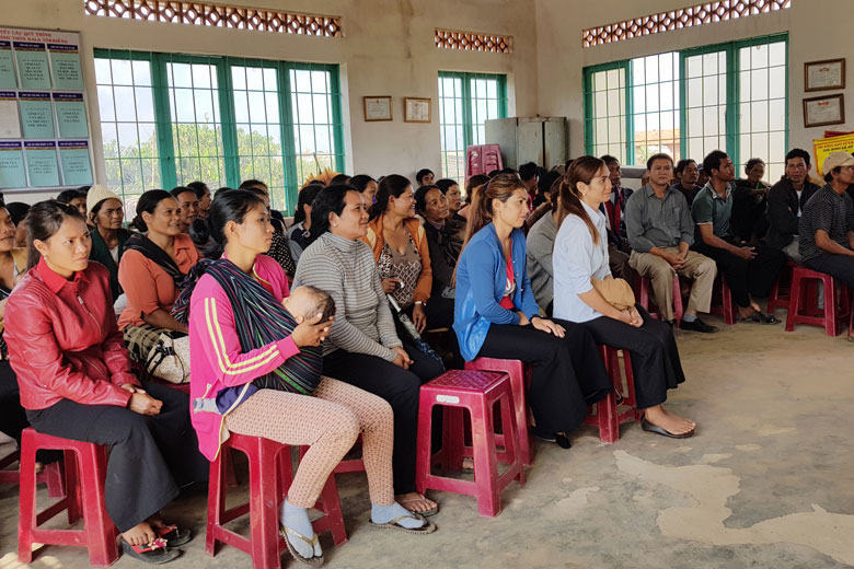 Xã Bảo Thuận tổ chức tuyên truyền cho các thôn trên địa bàn ký cam kết “Nói không với tảo hôn”. (Hình chụp trước ngày 27/4/2021)