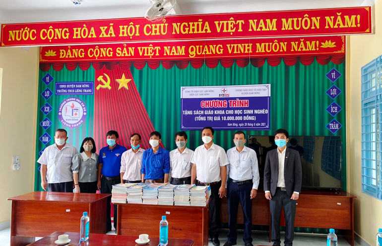 Điện lực huyện Đam Rông  trao số tiền 10 triệu đồng cho Phòng Giáo dục và Đào tạo huyện Đam Rông để mua sách giáo khoa cho các em học sinh có hoàn cảnh khó khăn