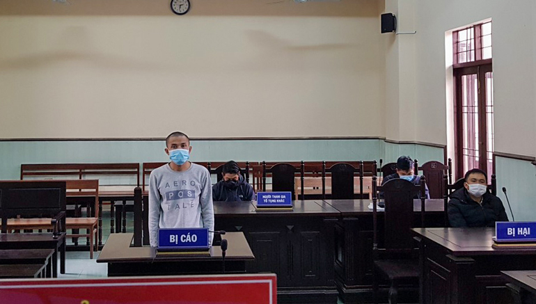 Bị cáo Quang bị tuyên án 18 tháng tù giam về tội “Chống người thi hành công vụ”