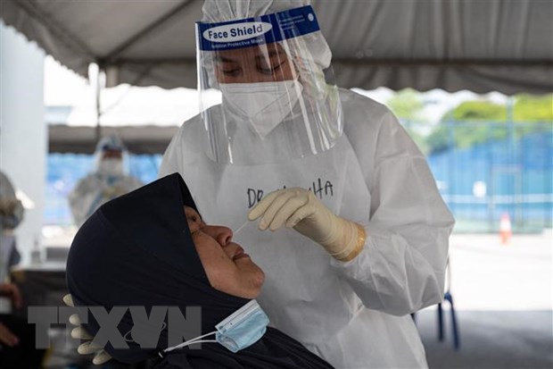 Nhân viên y tế lấy mẫu xét nghiệm COVID-19 cho người dân tại Kuala Lumpur, Malaysia