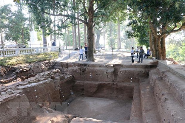 Hố khai quật tại sân Chùa Linh Sơn Cổ Tự-Khu di tích quốc gia đặc biệt Óc Eo-Ba Thê tại huyện Thoại Sơn, tỉnh An Giang