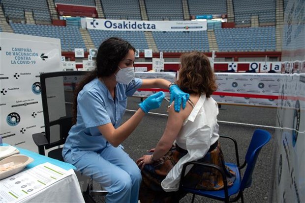Nhân viên y tế tiêm vaccine ngừa COVID-19 cho người dân tại San Sebastian, Tây Ban Nha