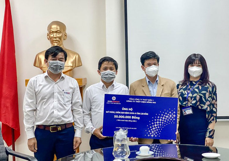 Ông Ngô Văn Sỹ đại diện Công ty Thủy điện Đồng Nai trao số tiền ủng hộ cho Sở Y tế tỉnh Lâm Đồng