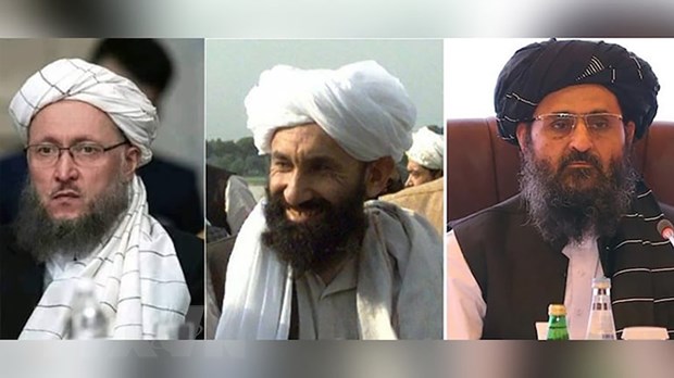 Các thành viên trong Chính phủ mới do Taliban thiết lập: Thủ tướng Mullah Muhammad Hassan Akhund (giữa) và Phó Thủ tướng Mullah Abdul Ghani Baradar (phải)