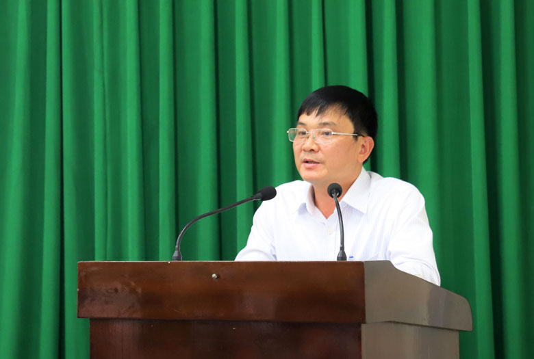 Ông Nguyễn Hoàng Phúc – Chủ tịch UBND huyện Cát Tiên báo cáo tại buổi làm việc