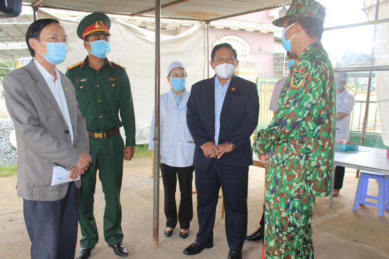 Đoàn lãnh đạo tỉnh thăm hỏi, tặng quà, động viên lực lượng làm nhiệm vụ tại chốt kiểm soát dịch bệnh tại huyện Đơn Dương
