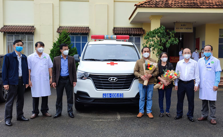 Lãnh đạo huyện và Trung tâm Y tế huyện Di Linh tiếp nhận xe cứu thương từ cửa hàng Đồng Hưng trao tặng