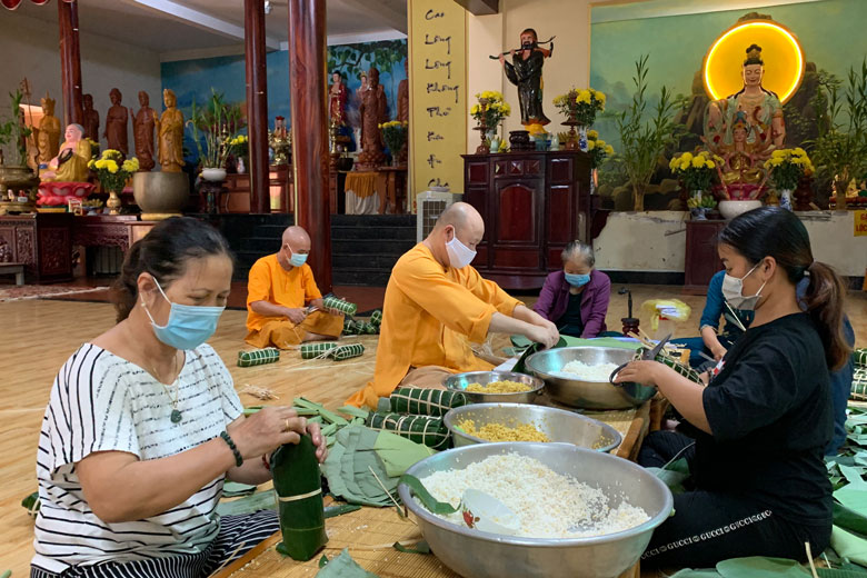 Tăng, Ni, Phật tử Chùa Khánh Vân (huyện Đạ Tẻh) gói bánh tặng công nhân khó khăn tại vùng dịch 