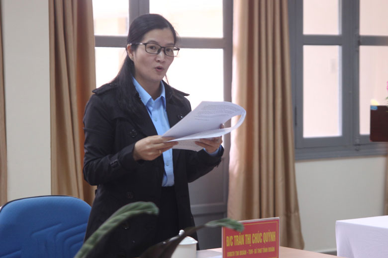 Đồng chí Trần Thị Chúc Quỳnh - Bí thư Tỉnh Đoàn Lâm Đồng trình bày báo cáo công tác Đoàn và phong trào thanh thiếu nhi 8 tháng đầu năm