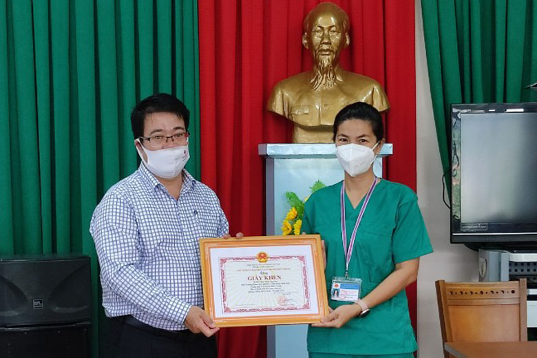 Đồng chí Nguyễn Ngọc Phúc - Bí thư Huyện ủy Đức Trọng, trao giấy khen của UBND huyện các cá nhân của Trung tâm Y tế đã có thành tích xuất sắc trong công tác phòng chống dịch bệnh Covid-19