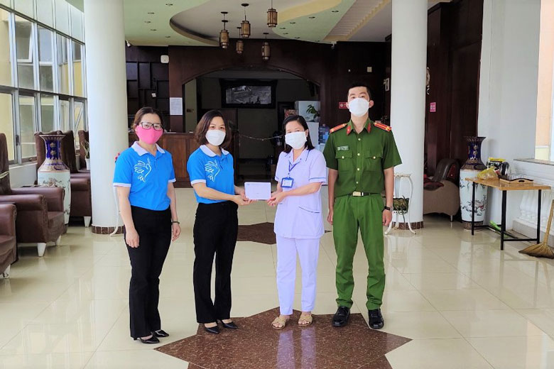 Cán bộ Hội Liên hiệp Phụ nữ TP Bảo Lộc tặng quà các thai phụ đang cách ly y tế tại khách sạn Memories