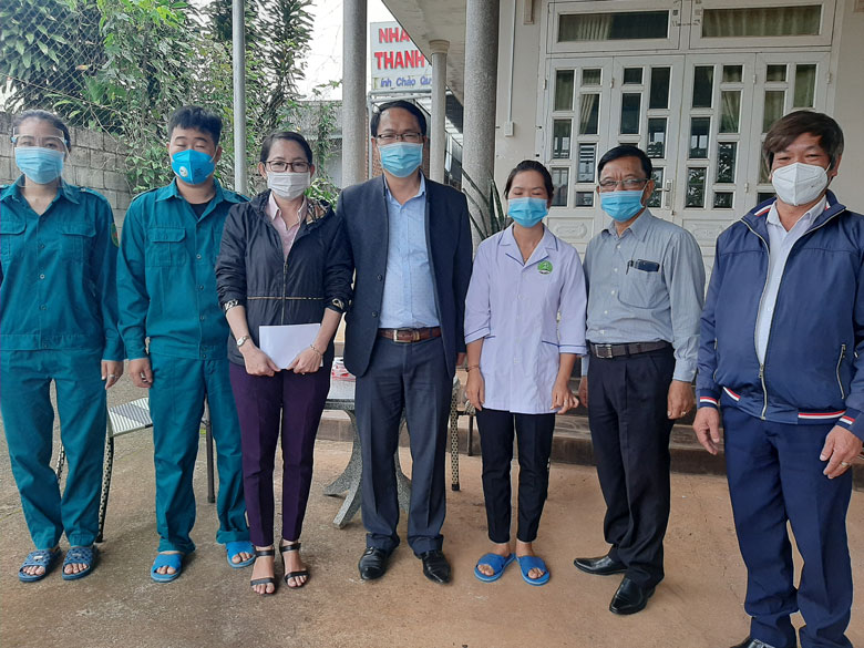 Đồng chí Vũ Đức Nhuần - Phó Chủ tịch UBND huyện Di Linh trao tiền hỗ trợ cho các thai phụ đang thực hiện cách ly y tế tại nhà nghỉ Thanh Hoa (xã Tân Nghĩa)