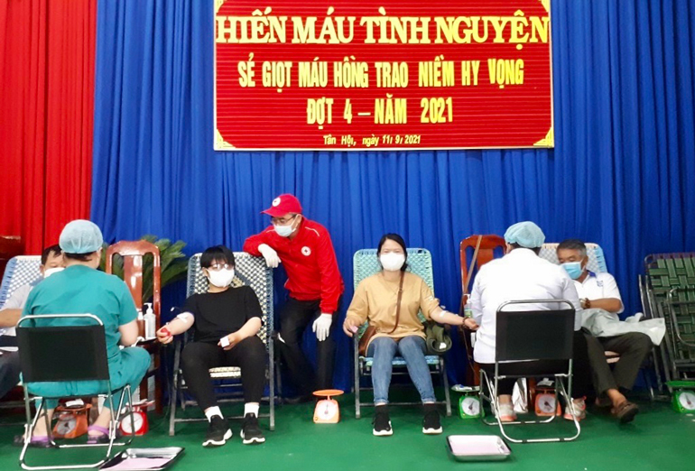 Người dân 2 xã Tân Hội và Tân Thành (Đức Trọng) tham gia hiến máu tình nguyện