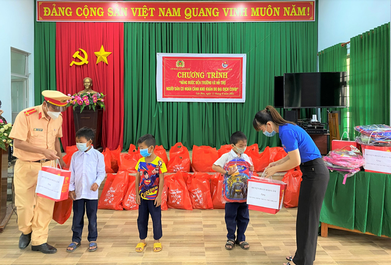 Huyện Đoàn Bảo Lâm trao tặng quà cho các em học sinh nghèo đồng bào dân tộc thiểu số vượt khó học giỏi tại xã Lộc Bảo
