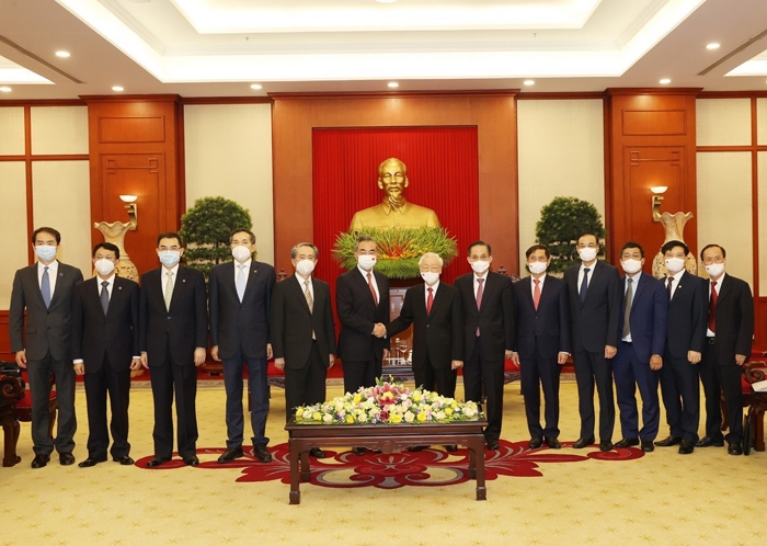  Tổng Bí thư Nguyễn Phú Trọng và Bộ trưởng Ngoại giao Trung Quốc Vương Nghị chụp ảnh chung với các đại biểu