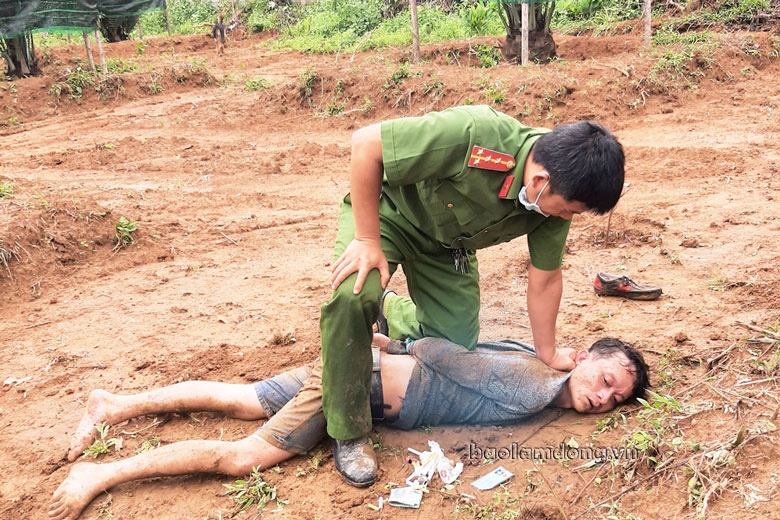 Đối tượng Tô Vũ Tuấn bị Công an huyện Đạ Huoai bắt giữ khi đang tàng trữ, vận chuyển gần 1 kg ma túy và 709 viên thuốc lắc