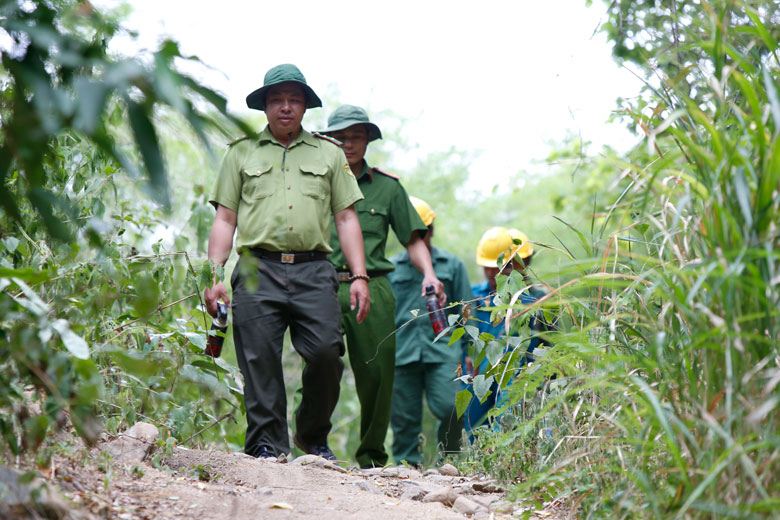 Cán bộ kiểm lâm cùng đơn vị chủ rừng, Công an huyện tuần tra rừng trên địa bàn xã Ka Đô, huyện Đơn Dương