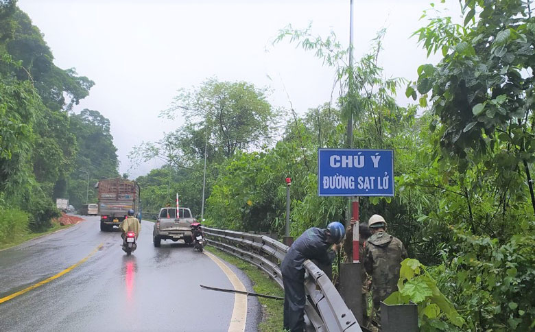 Cảnh báo nhiều điểm nguy cơ xảy ra sạt lở trên đèo Bảo Lộc