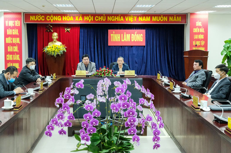 Các đồng chí lãnh đạo tỉnh tại điểm cầu Lâm Đồng tham dự lễ phát động Chương trình “Sóng và máy tính cho em”
