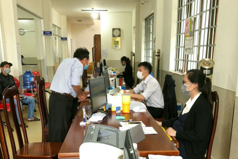Người dân đến làm thủ tục công chứng tại một phòng Công chứng ở TP Bảo Lộc