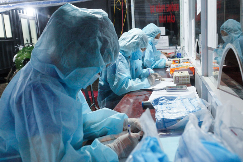ĐVTN huyện Đạ Tẻh hỗ trợ tại chốt kiểm dịch xã Đạ Kho khi địa bàn huyện xuất hiện ca nhiễm COVID-19 đầu tiên của tỉnh