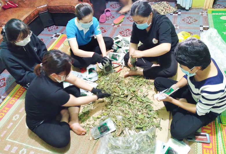 Chị em Hội LHPN huyện Đơn Dương đóng gói thuốc xông gửi tặng bà con khu cách ly và lực lượng tuyến đầu phòng, chống dịch