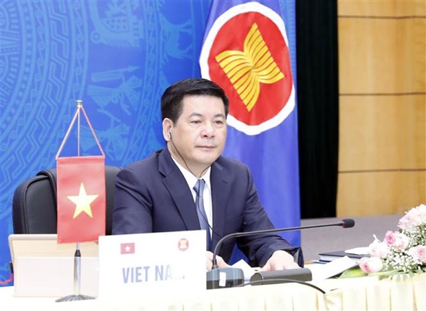 Bộ trưởng Công Thương Nguyễn Hồng Diên tham dự hội nghị và phát biểu tại điểm cầu Hà Nội.