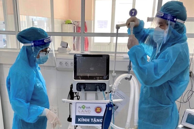 Lắp đặt máy thở tại khu điều trị Covid-19 tại Bệnh viện Nhi Lâm Đồng