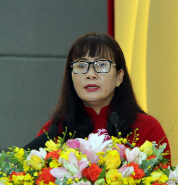 Giám đốc Sở Giáo dục và Đào tạo Phạm Thị Hồng Hải đọc Thư chúc mừng của Chủ tịch nước