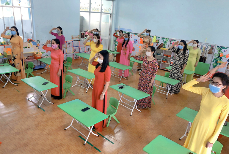 Giáo viên Trường Mầm non Đạ Nghịch (xã Lộc Châu, TP Bảo Lộc) dự Lễ Khai giảng năm học mới 2021 - 2022 qua sóng truyền hình. Ảnh: Khánh Phúc