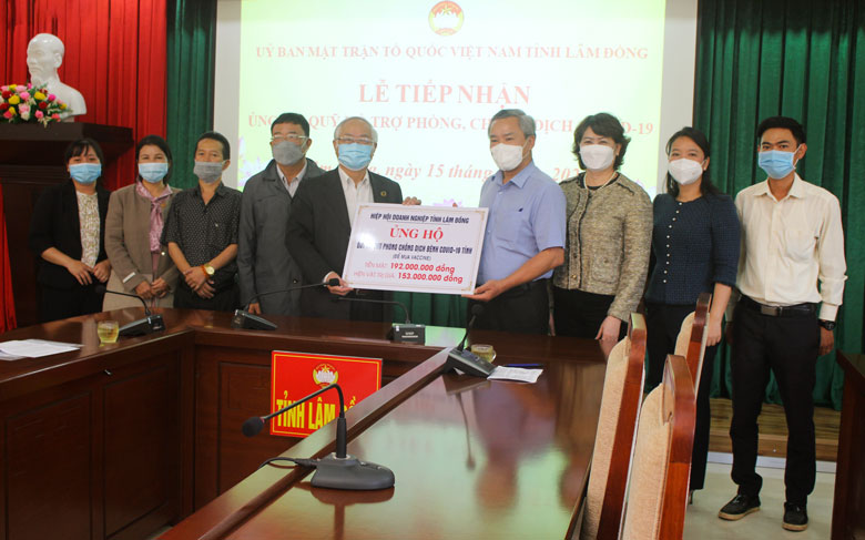 Hiệp hội Doanh nghiệp tỉnh Lâm Đồng ủng hộ tiền và hiện vật phòng chống dịch Covid-19