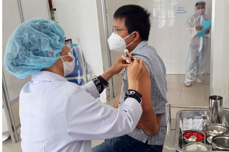 Trung tâm Kiểm soát Bệnh tật Lâm Đồng vừa hoàn thành tiêm vắc xin phòng Covid-19 đợt 9/2021 và đang triển khai đợt 10